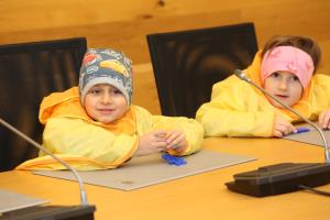 OTROCI VRTCA CERKNICA NA OBISKU 09 FOTO ARHIV VRTCA